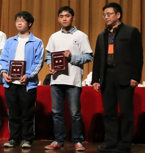 图3 公司银奖队伍代表汝峰领奖