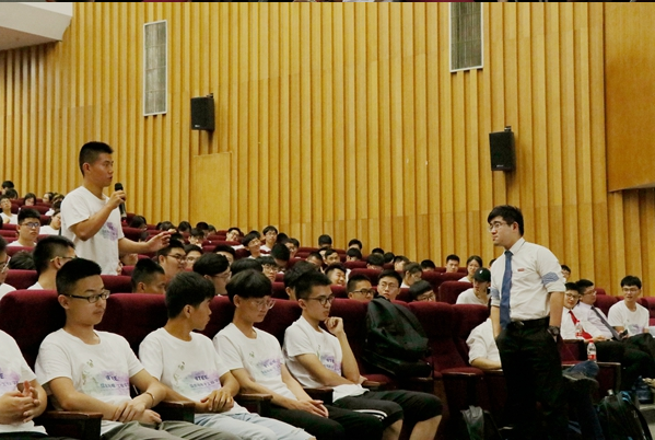 12级员工何骏出席2018级本科新生开学典礼